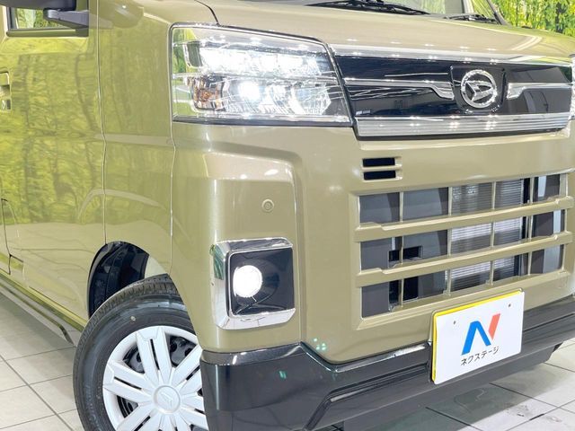【LEDヘッドライト】悪天候や夜間走行時も良好な視界を確保し安心して運転できる高輝度LEDヘッドライトを装備！点灯速度が早く、消費電力も抑えられています。