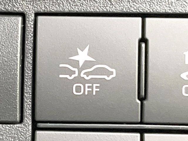 【スマートアシスト】走行中に前方の車両等を認識し、衝突しそうな時は警報とブレーキで衝突回避と被害軽減をアシスト。より安全にドライブをお楽しみいただけます。