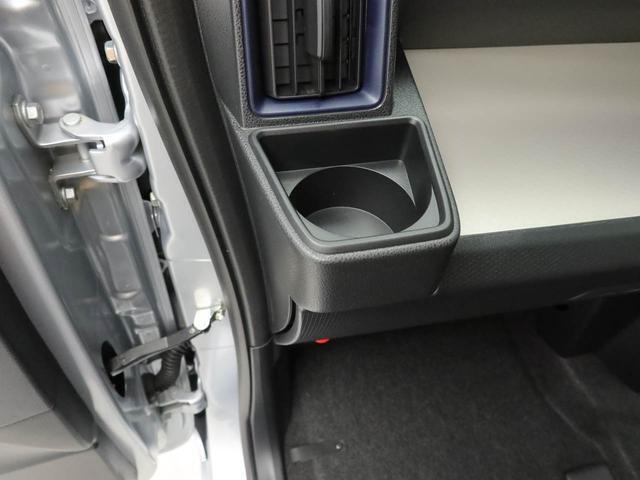 カップホルダーは運転席や助手席からちょうど手の届く位置です！！