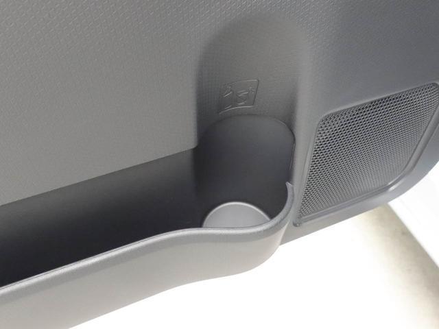 カップホルダーは運転席や助手席からちょうど手の届く位置です！！