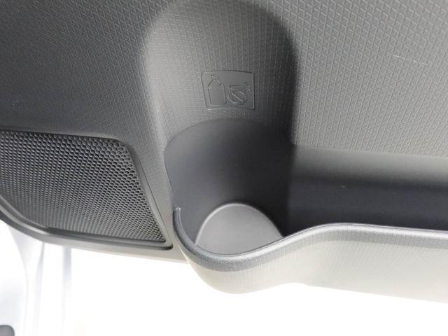 カップホルダーは運転席や助手席からちょうど手の届く位置です！！