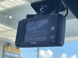 こちらドライブレコーダーの写真になります。昨今、車に必須な装備になってます！万が一があったときにしっかり記録されていると安心です。駐車監視機能がついている機種もありますので、盗難防止にも一役買ってます