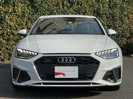 Audiデザインの特徴であるシングルフレームグリルが存在感を主張します。