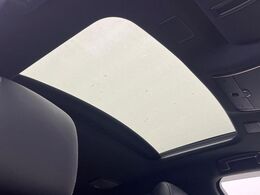 【ムーンルーフ】開放感たっぷりの希少装備、サンルーフが装着されています！車内に明かりを取り入れたり景色を楽しむ以外にも、車内の空気も簡単に換気できて快適です！