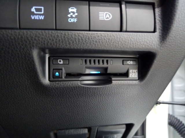 有料道路をキャッシュレスで通行できるETC車載器付きです。運転席足元に設置されています。ETCセットアップ費用は含まれておりません。別途必要となります。