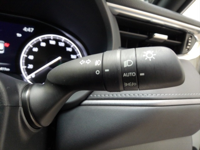 オートヘッドライト標準装備です。車外の明るさに応じて自動的にヘッドライトの点灯・消灯をしてくれます。トンネルの出入り口などで活躍してくれます。