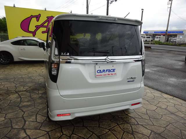 全方位モニター付きですので車庫入れ等、運転に自身のない方でも安心です！リアワイパーもついてます。
