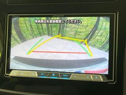 【バックカメラ】駐車時に後方がリアルタイム映像で確認できます。大型商業施設や立体駐車場での駐車時や、夜間のバック時に大活躍！運転スキルに関わらず、今や必須となった装備のひとつです！