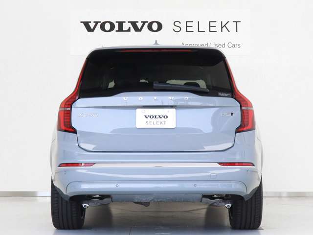 7シーターの新型XC90は、色あせることのない北欧デザイン、スムーズなハンドリング、直感的な操作性を実現した新開発のセンターディスプレイにより、エレガントな雰囲気と乗り味の快適性をさらに強化しました。