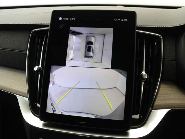 画面分割表示にも対応した360°ビューカメラを搭載したXC90なら、狭い場所での取り回しも安心です。画面を分割することで、俯瞰画像と同時に車両前方または後方の180°広角映像を表示することができます。
