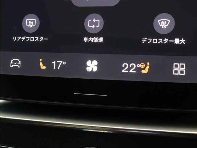フロントシートには、シートヒーターに加えステアリングホイールヒーターも装備しています。シートヒーターはフロントだけでなくリア2列目にも装備。4席で独立した調整が可能です。