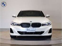 ☆BMWの代名詞とも言える【キドニーグリル】一目見ただけでBMW車であると認識できる確固たるアイコンとして存在感を放ちます☆