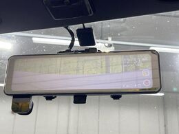【デジタルインナーミラー】後席の大きな荷物や同乗者で後方が確認しづらい時でも安心！カメラが撮影した車両後方の映像をルームミラー内に表示。クリアな視界で状況の確認が可能です！