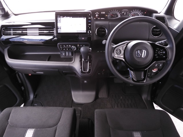 視界広々で非常に運転しやすくロングドライブでも疲れを感じさせないすっきりとまとまったインパネ周りです。