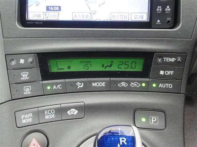 エアコンはオートタイプが装着済みです！オートモードにしておけば、車内温度を設定するだけで風の料や吹き出し口の切り替えを機械が行ってくれます！一年中快適な環境を作れますよ♪