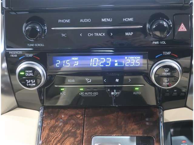 左右独立温度コントロールフルオートエアコンです。運転席、助手席それぞれで独立して温度設定ができます。冷え性の方が乗っても安心ですね♪