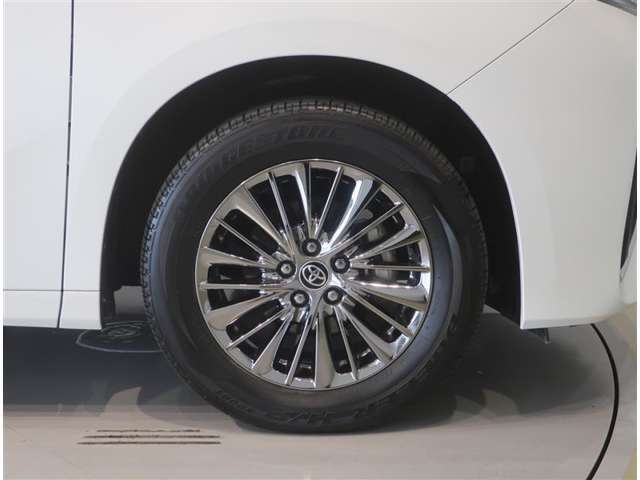 純正のアルミホイール装着車です。タイヤサイズは225/60R17です。