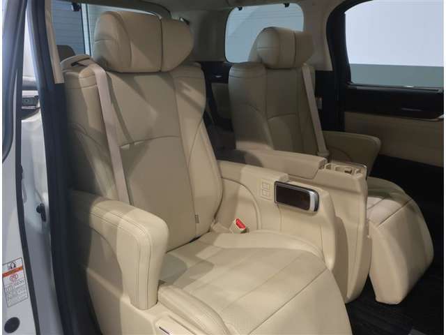 ゆとりある広々とした車内空間は、ドライブを始め買い物やレジャーなど、幅広く活躍します。一人でもみんなとでもお出かけを楽しみましょう！