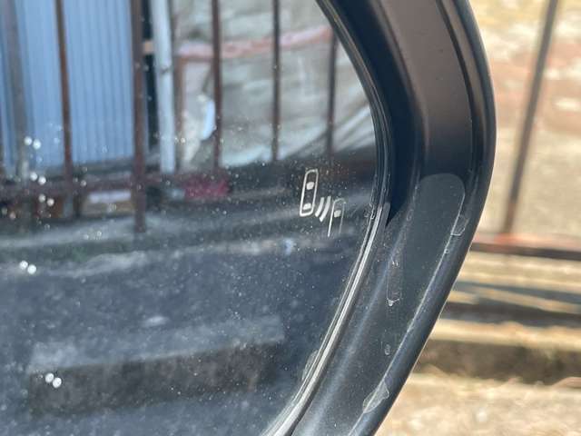 【ブラインドスポットモニター】走行中、ドアミラーの死角になりやすい箇所に後続車が接近するとサイドミラー付近に警告を表示、ドライバーに注意喚起をしてくれます。