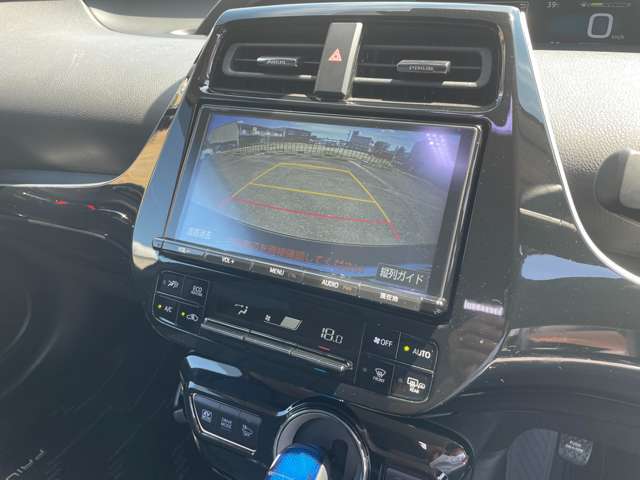 【バックカメラ】駐車時に後方がリアルタイム映像で確認できます。大型商業施設や立体駐車場での駐車時や、夜間のバック時に大活躍！運転スキルに関わらず、今や必須となった装備のひとつです！
