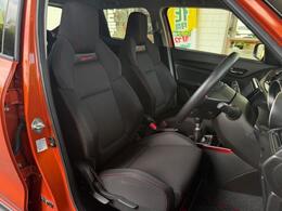 【運転席】座り心地が良いシートなので長時間の運転でも快適にお過ごしいただけます。新品のフロアマットのご注文も可能です。掲載箇所以外にご希望の写真がございましたらお気軽にお問い合わせ下さい。