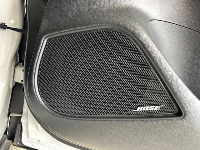 【BOSEサウンドシステム】メーカーオプションの高品位サウンドシステムを搭載。専用のチューニングが施された大小様々なスピーカーから良質なサウンドが奏でられ、臨場感あふれる音響空間を演出します。