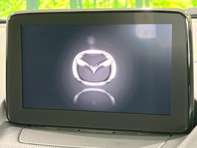 【マツダコネクトナビ】車内の雰囲気にマッチした一体型タイプのナビ。各種車輌設定やBluetooth再生等、様々な機能が楽しめます。直感的なダイヤル操作が可能で、使い勝手も良好です。
