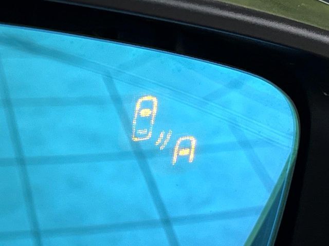 【ブラインドスポットモニタリング】走行中、ドアミラーの死角になりやすい箇所に後続車が接近するとサイドミラー付近に警告を表示、ドライバーに注意喚起をしてくれます。