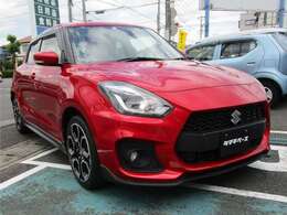 ボディカラーはバーニングレッドパールメタリックです。