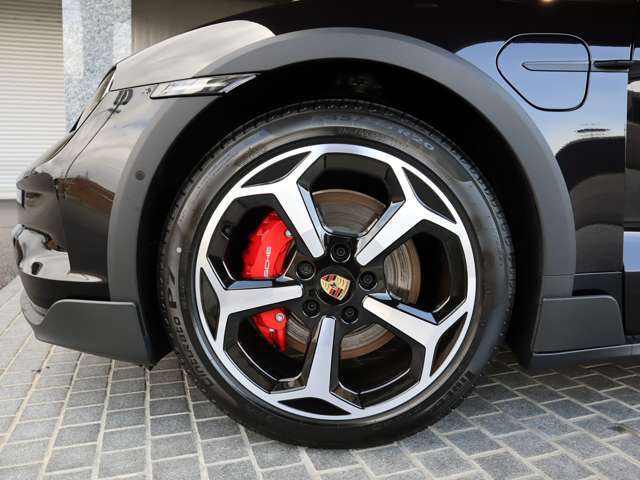 ◆20インチ Offroad Designホイール ◆カラークレスト付ホイールキャップ ◆PASM付アダプティブエアサスペンション