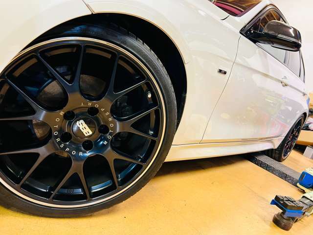 ☆★☆アルピンホワイトBODYと相性GOODなBBS20インチアルミはガリ傷皆無できれいです。タイヤ山、ブレーキパットもアリアリです。☆★☆