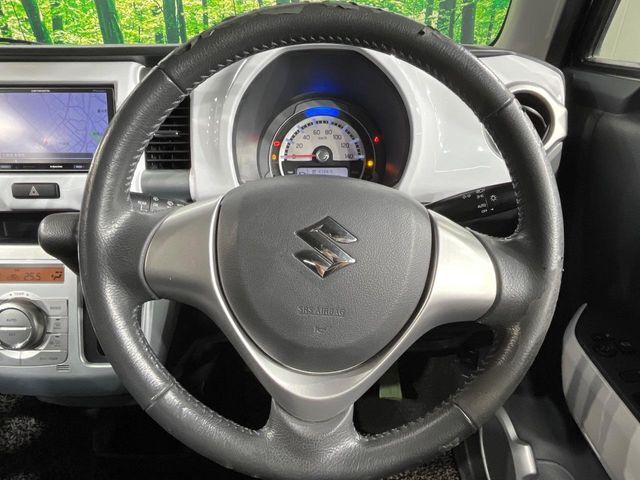 インテリアに合わせたデザインのステアリングは、運転される方のことも考え、運転しやすい形状、大きさです。是非一度、実際に触ってお確かめください。