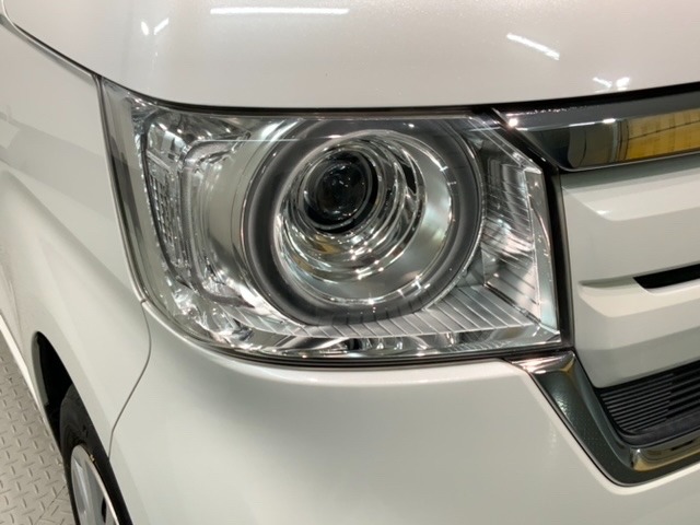 LEDヘッドライトは、点灯の瞬間から最大光量を発揮し、突然暗くなるトンネルなどでの安定感を高めます。
