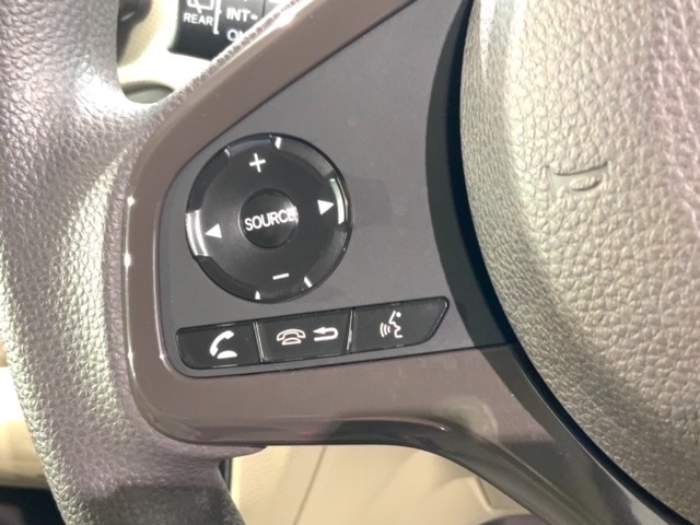 ステアリングにオーディオ操作スイッチが付いています。オーディオ画面に直接タッチしなくても操作が出来ますので、運転に集中できます。