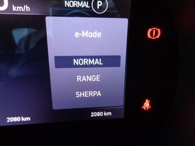 EVモードセレクターでノマルレンジ（ワンペダル）シェルパ（長距離走行）の3つモードを選択可能です。