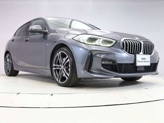 4灯ライト、キドニーグリルそしてエンブレムと、BMWの伝統を現代に引き継いでなお、新しく雄々しいフェイスですね☆