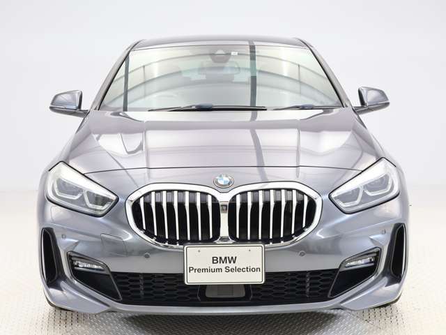 ♪BMWの代名詞といえるキドニー・グリル、一目でそれと分かる精悍な顔立ち。ホフマイスターキンクやキャラクターラインと呼ばれる側面デザインにより前傾姿勢を強調したスタイルは、走りを重視したBMWならでは