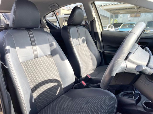 運転席まわりには十分なスペースがあり、大柄な方でもゆったり運転していただける環境です。