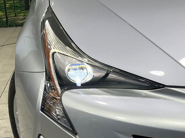 【LEDヘッドライト】悪天候や夜間走行時も良好な視界を確保し安心して運転できる高輝度LEDヘッドライトを装備！点灯速度が早く、消費電力も抑えられています。