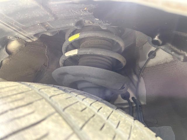 お車を安心してお乗りいただく為には、足回りの定期点検が欠かせません。サービスサポート（有償保証）では無料点検もご提供しており、安心のカーライフをお過ごしいただけるサポート体制が整っています。