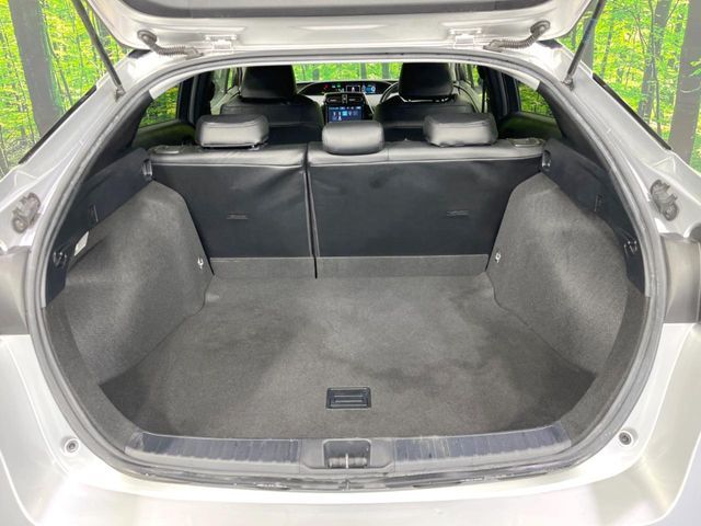 積み下ろしのしやすいデッキにはたっぷりと荷物を積み込んでいただけます。遊びから仕事まで、様々なシーンで頼れます♪