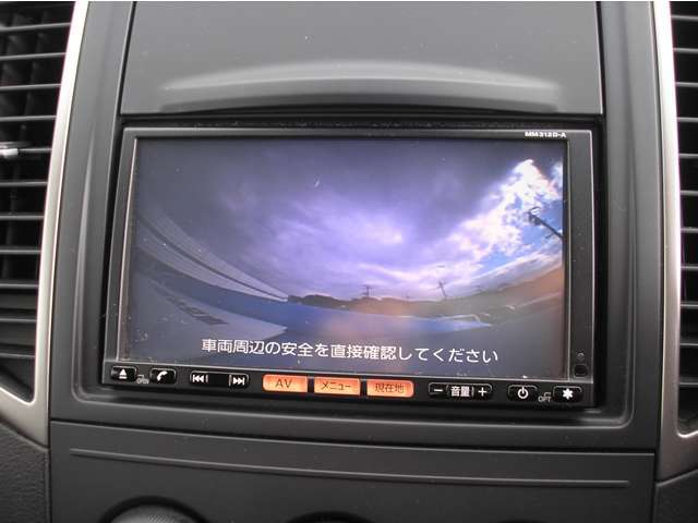 バックカメラ付です　駐車時に後方がリアルタイム映像で確認できます　大型商業施設や立体駐車場での駐車時や夜間のバック時に大活躍　今や必須のアイテムです