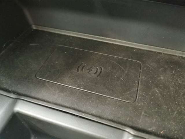 【ワイヤレスデバイスチャージング】置くだけでスマートフォンを充電することが出来ます。インテリアに溶け込んでおり、ラグジュアリーな雰囲気を損なうことはありません。