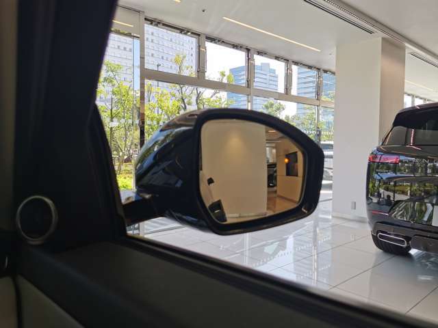 【ブラインドスポットモニター】車外の車をいち早く検知しドライバーに知らせるドライバーアシスト機能となっております。