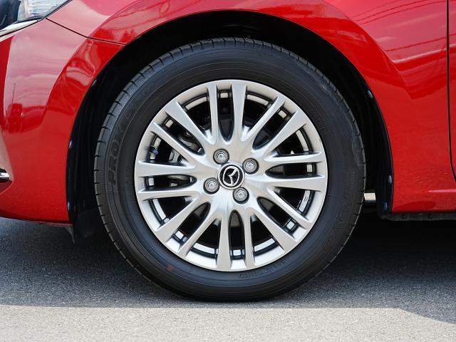 標準装備の純正16インチアルミホイール。タイヤサイズは185/60R16です。