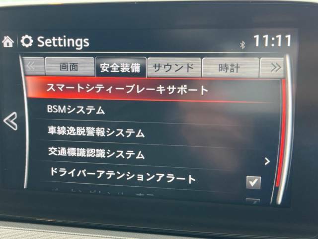 【ブラインドスポットモニタリング】走行中、ドアミラーの死角になりやすい箇所に後続車が接近するとサイドミラー付近に警告を表示、ドライバーに注意喚起をしてくれます。