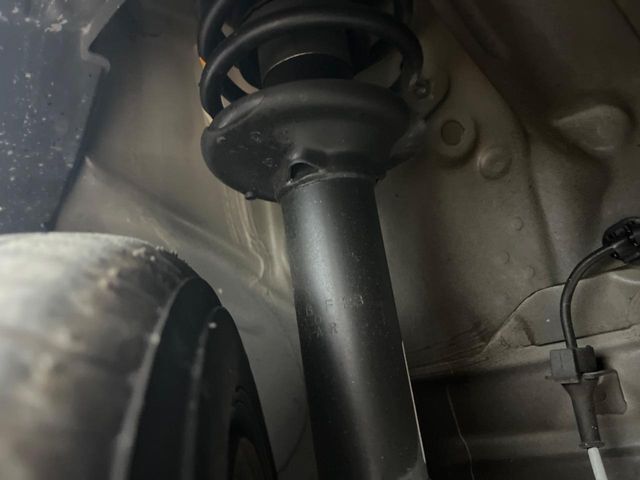 お車を安心してお乗りいただく為には、足回りの定期点検が欠かせません。サービスサポート（有償保証）では無料点検もご提供しており、安心のカーライフをお過ごしいただけるサポート体制が整っています。