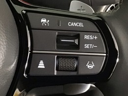 【アダプティブ・クルーズ・コントロール】予め設定した車速内でクルマが自動的に加減速。 前走車との適切な車間距離を維持しながら追従走行し、高速道路でのドライバーの疲労を軽減してくれる嬉しい機能付♪