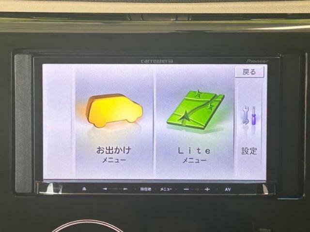 WECARSでは各商談席に大型モニターをご用意しております！見やすい大画面でゆったりと全国の在庫をご覧いただけます！是非ご来店お待ちしております！