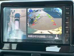 【マルチアラウンドモニター】まるでクルマを真上から見下ろしたかのような視点で駐車をサポートします！クルマの斜め後ろや真横など、前後左右の4つのカメラの映像が合成されて、モニターに映し出されます。